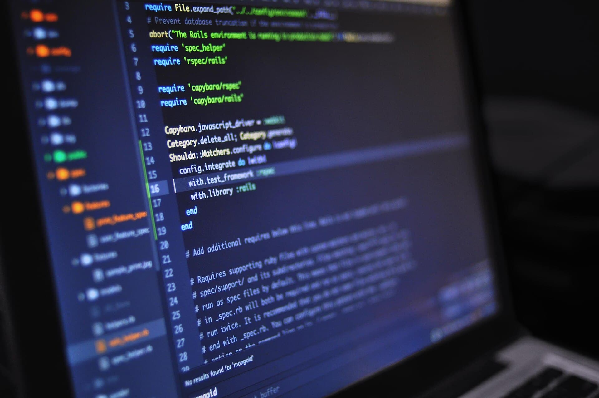 Lignes de code sur un écran dans une pièce sombre