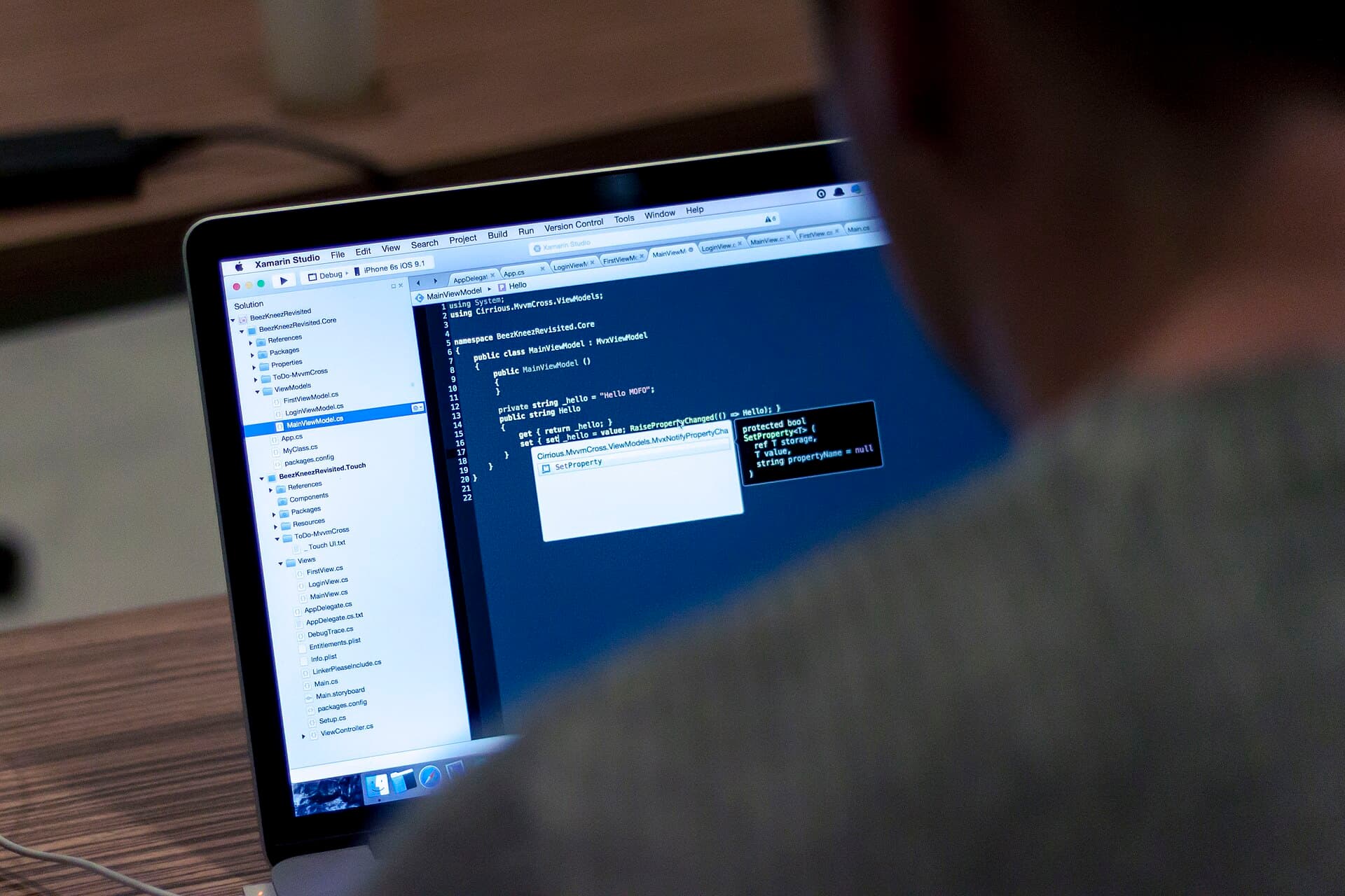 Un ordinateur portable ouvert sur un éditeur de code